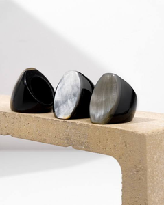 Anillo de Cuerno Pulido Hecho a Mano de Estilo Tribal Tradicional, Ecológico, con Diseño Moderno y Minimalista para Mujeres y Hombres - Product Image 4