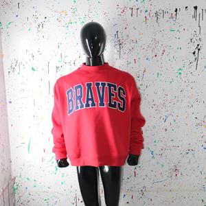 เสื้อสเวตเชิ้ตคอเต่า BRAVES สีแดง ปักลายสีน้ำเงิน 100% ด้วยด้ายคุณภาพสูง - Product Image 6