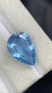 Pierre précieuse naturelle certifiée de qualité supérieure, Aquamarine de couleur naturelle, taille poire, avec un bel éclat, pierre brute de 7,12 carats pour la joaillerie - Product Image 3