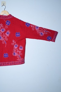 เสื้อแจ็คเก็ตบอมเบอร์ผู้หญิง ปักมือ ถักทอด้วยมือ สีแดง ผ้าฝ้าย 100% เป็นมิตรกับสิ่งแวดล้อม ลายดอกไม้ สไตล์ชาติพันธุ์ โบโฮ คอตั้ง มีซับใน ทอมือ - Product Image 3
