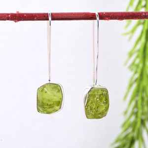 Boucles d'oreilles pendantes en argent sterling avec péridot brut faites à la main, élégantes pierres précieuses vertes - Product Image 3
