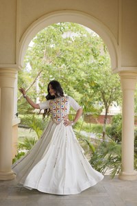 Lehenga Choli Blanco para Mujer, Estilo Noche de Baile Navratri, con Adornos de Perlas, de Algodón, para Festivales, Disponible, Último Diseño, Multicolor - Product Image 3