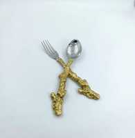 Ensemble de couverts Fusion moderne, vaisselle en laiton et en acier avec une élégance minimale pour une salle à manger contemporaine.