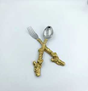 Ensemble de couverts Fusion moderne, vaisselle en laiton et en acier avec une élégance minimale pour une salle à manger contemporaine. - Product Image 4