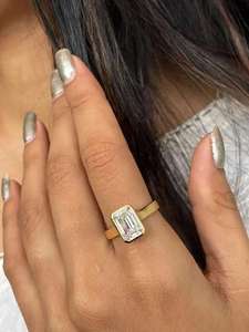 SATVIK RATNA Bague de Mariage Solitaire de Luxe en Or 14K avec Diamant de Laboratoire Certifié IGI Taille Émeraude 3 Carats et Bande Large Type Cigare - Product Image 4