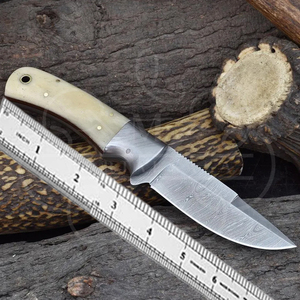 Couteau de chasse Damas avec manche en os de bœuf et étui de cowboy - Product Image 6