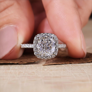 Bague de fiançailles en or 14K 18K avec diamant taille coussin et halo, bague de mariée pavée, bijoux de luxe pour femme - Product Image 5