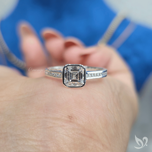 Anillo de compromiso vintage elegante de oro blanco de 10k con diamante de laboratorio de 1 quilate con corte Asscher engastado en bisel y banda de canal. - Product Image 5
