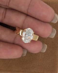 แหวนหมั้นเพชรโมอิสซาไนต์ทรงรีคลาสสิกจาก Lurba Jewels คุณภาพสูง วงแหวนแบนหนา ชุบทอง 18K ดีไซน์เรียบหรูสำหรับเจ้าสาว - Product Image 1