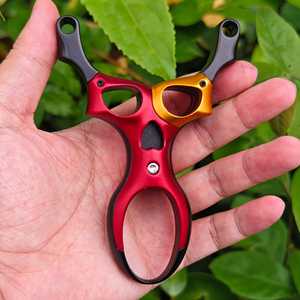 Tirachinas Premium de Aluminio Rojo y Dorado con Empuñaduras Ergonómicas Negras, Estructura Resistente, Equipo Deportivo para Exteriores, Portátil - Product Image 2