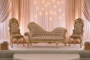 Elegante conjunto de sofás para bodas indias. Compre sofá nupcial premium con sillas laterales. Muebles de madera personalizados para bodas. - Product Image 2