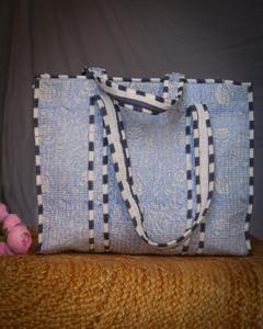 Sac fourre-tout matelassé en coton imprimé à la main avec motifs floraux, sac fait main - Product Image 2