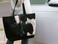 Bolso Tote de Cuero Vacuno con Detalle de Borla, Patrón Blanco y Negro, Bolso de Hombro para Mujer, Precio al por Mayor, OEM