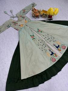 Lehenga Choli de Diseño Igual, Tela de Seda Satén Pura, Estampado Digital con Patrón de Gran Volumen, Estilo Gujarati, Festivo y Especial para Adultos - Product Image 3