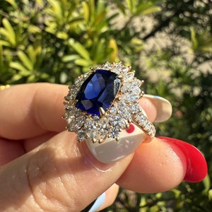 Bague de cocktail saphir pour femme, diamant taille coussin, sertissage halo à griffes, bijoux de luxe raffinés - Product Image 6