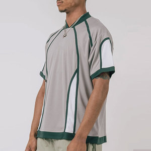 เสื้อยืดคอกวีสีดำแขนสั้นสำหรับผู้ชาย พร้อมปลายแขนลายทางสีเหลืองและสีขาว ทรงปกติ ผ้าถัก สไตล์ลำลอง - Product Image 6