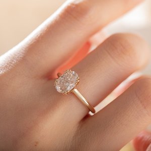 แหวนเพชรแล็บโกรว์ทรงรีทองคำแท้ 14K ขายดี พร้อมพลอยคอรันดัมสีชมพูแบบซ่อน - Product Image 1