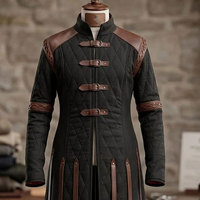 Premium Herren Gesteppter Mittelalterlicher Gambeson-Mantel Renaissance Wikinger LARP Krieger-Kostüm Lederbesatz Gegürteter Langer Mantel Outfit