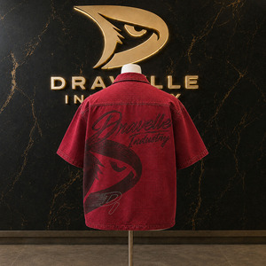 Camisa Oversize Personalizada OEM Roja Intensa con Botones, Estampado Gráfico Streetwear, Cuello Camp, Manga Corta con Pedrería, Venta al por Mayor - Product Image 2