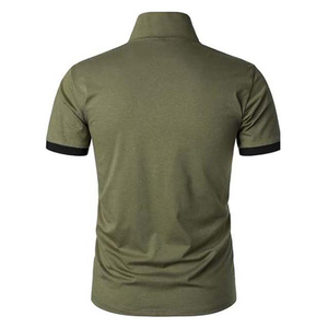 Polo de punto para hombre, color verde oliva, manga corta, estilo casual, con ribete negro en el cuello y los puños. - Product Image 3
