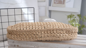 Adoptez le style estival pur avec ce sac élégant en fil naturel, doté d'un design tissé simple et d'une bandoulière confortable. - Product Image 3