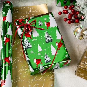 Rotolo di Carta da Regalo Natalizia Verde Reversibile con Lucentezza Metallica, Babbo Natale, Alberi e Scritte Dorate 'Merry', Confezione Regalo per le Festività - Product Image 2