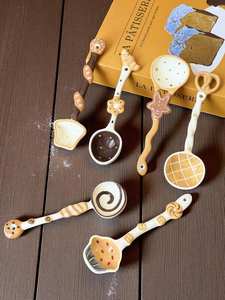 UO Mignonne cuillère à soupe et à riz en céramique à long manche, motif dessin animé, colorée sous glaçure, par Universal Overseas - Product Image 5