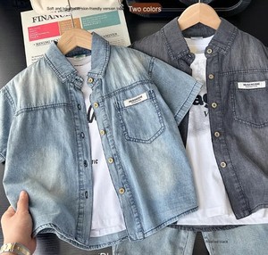เสื้อเชิ้ตยีนส์แขนสั้นลำลองสำหรับเด็กผู้ชาย ผ้าฝ้ายฟอกสีพื้น ปกคอพับมีกระเป๋า ทรงพอดีตัว - Product Image 4