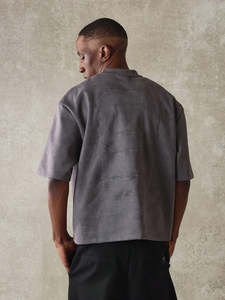 T-shirt court ample en suédine à manches courtes avec broderie numérotée au dos pour homme – Style streetwear en suédine douce - Product Image 2