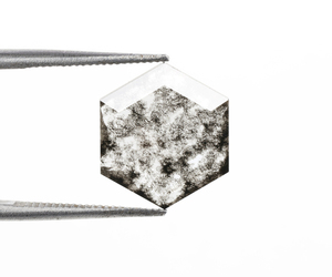 OM GEMS - Diamante Cultivado en Laboratorio, Corte Hexagonal de 1.95 Ct, Perforado con Láser, Color Sal y Pimienta, para Joyería - Product Image 1