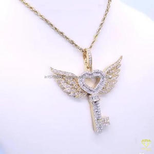 Colgante de Corazón con Alas Personalizado en Plata de Ley 925 con Engaste de Diamante Moissanite de Primera Calidad - Product Image 4
