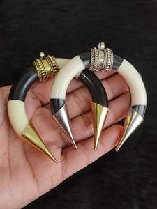 Colgante de luna creciente hecho a mano con hueso de buey y capa de latón - Joyería tribal de origen ético - Product Image 5