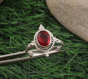แหวนเงินแท้ 925 ประดับพลอยโกเมนสีแดง ดีไซน์เรียบหรู สำหรับผู้หญิง แหวนแต่งงานคลาสสิก พลอยธรรมชาติ ของขวัญประจำเดือนมกราคม - Product Image 4