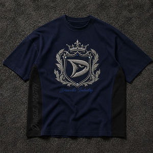 เสื้อยืดสตรีทแวร์ทรงโอเวอร์ไซส์สุดหรู สีกรมท่าเข้ม ผ้าคอตตอนเจอร์ซีย์เนื้อหนา พร้อมลายปักตราสัญลักษณ์ราชวงศ์ - Product Image 3