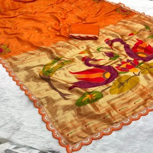 VASTRA COTTAGE Lujoso Saree de Seda con Brillo de Tejido y Borde de Bordado Festoneado Meenakari Jari Pallu y Blusa a Juego - Product Image 3