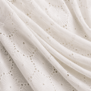 Tissu brodé de qualité supérieure conçu pour la mode moderne et les collections de vêtements élégants. Ce tissu présente de belles qualités. - Product Image 4