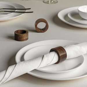 Anneaux de serviette en bois faits à la main, modernes, écologiques, personnalisables, élégants pour la mise en table, en bois naturel, créations Lavie, largeur 5 cm - Product Image 1