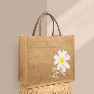 กระเป๋าช้อปปิ้งผ้าใบปอกระเจาพิมพ์ลายดอกไม้สีขาวขายส่ง พร้อมโลโก้สั่งทำ กระเป๋าใส่เสื้อผ้าขนาดใหญ่จากผ้ากระสอบปอกระเจา - Product Image 1