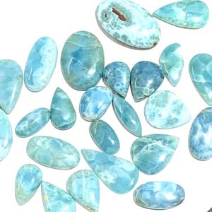 Vente en gros de cabochons de larimar naturel bleu de haute qualité, formes variées, pour la fabrication de bijoux, Rida Creations, bleu et blanc nuage - Product Image 1