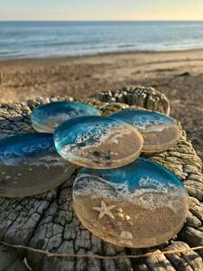 Posavasos de Resina Hechos a Mano en Tono Azulado para Café, Té y Bebidas con Diseño de Olas Oceánicas, Estilo Mediterráneo - Product Image 1