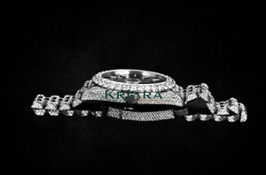 Reloj de Acero Inoxidable Dorado y Plateado de Calidad de Exportación con Esfera de Cristal y Detalles de Diamantes Genuinos para un Aspecto Lujoso - Product Image 5