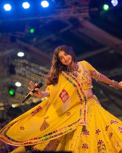 InCotton.M Lehenga Choli en Faux Georgette Brodé Rouge, Robe de Mariage Indienne Traditionnelle Longue, Coupe Classique pour Femme - Product Image 1