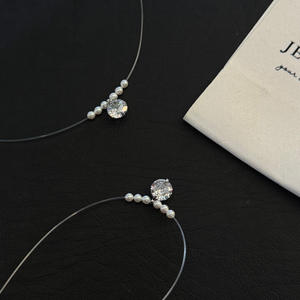 สร้อยคอมุกน้ำจืดธรรมชาติ 3-4 มม. ประดับเพชรโทนอุ่น โดดเด่นด้วยดีไซน์ 'เส้นไหมปลา' ที่มองไม่เห็น - Product Image 2