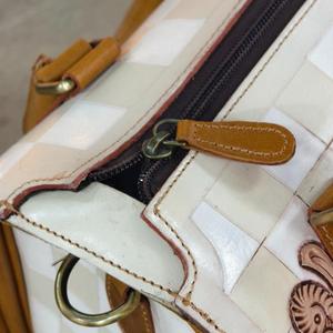 Bolso de Mano de Cuero Vacuno de Lujo con Diseño Floral en Relieve, Cierre de Cremallera con Recorte en Forma de Corazón, Bolso Duradero para Mujer - Product Image 5