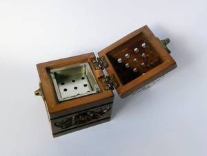 Brûleur à Bakhoor élégant en bois avec insert en laiton pour une combustion sûre des encens et des cubes parfumés - Product Image 5