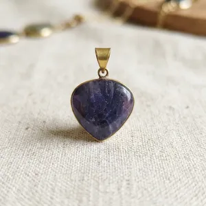 Pendentif en laiton en forme de cœur avec cabochon en iolite, pierre précieuse naturelle bleu-violet, vente en gros de bijoux - Product Image 3