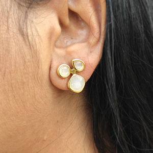 Boucles d'oreilles clous fantaisie en laiton plaqué or 18 carats avec triple pierre de lune blanche taillée en losange, accessoires pour femmes, vente en gros - Product Image 4