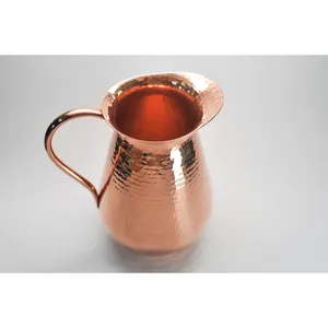 Carafe en métal élégante et haut de gamme, artisanale, pour la décoration et le service, idéale pour l'aménagement intérieur de luxe et l'hôtellerie. Métal artisanal de qualité supérieure. - Product Image 2