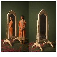 Miroir sur pied Psyche antique beige vieilli sculpté à la main, cadre de miroir sur pied traditionnel