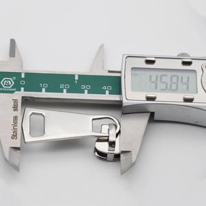 Deslizador de Cremallera con Logotipo Dorado OEM 2026 con Piedras de Circonia Cúbica o Diamantes de Imitación para Accesorios - Product Image 2